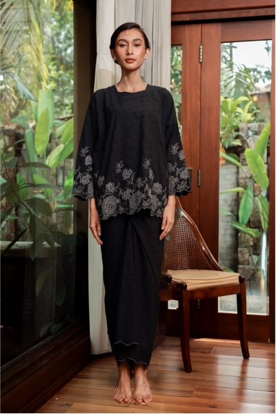 JANJI KURUNG IN BLACK